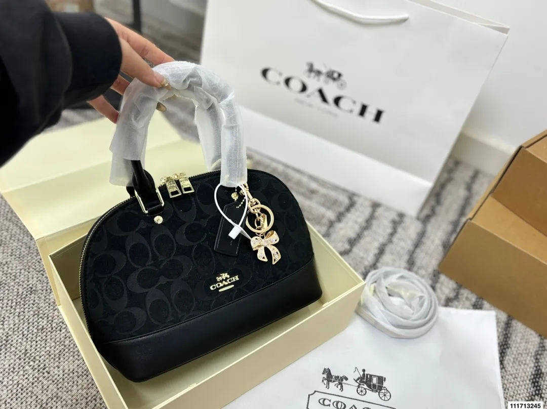 p145 配礼盒 尺寸25.20 蔻驰🌂专柜最新限量推出💫 蔻驰经典贝壳包‼️超级实用 高品质 原版五金 ‼️完美设计 版型超正💫经典的设计理念让你与众不同，回头率超高