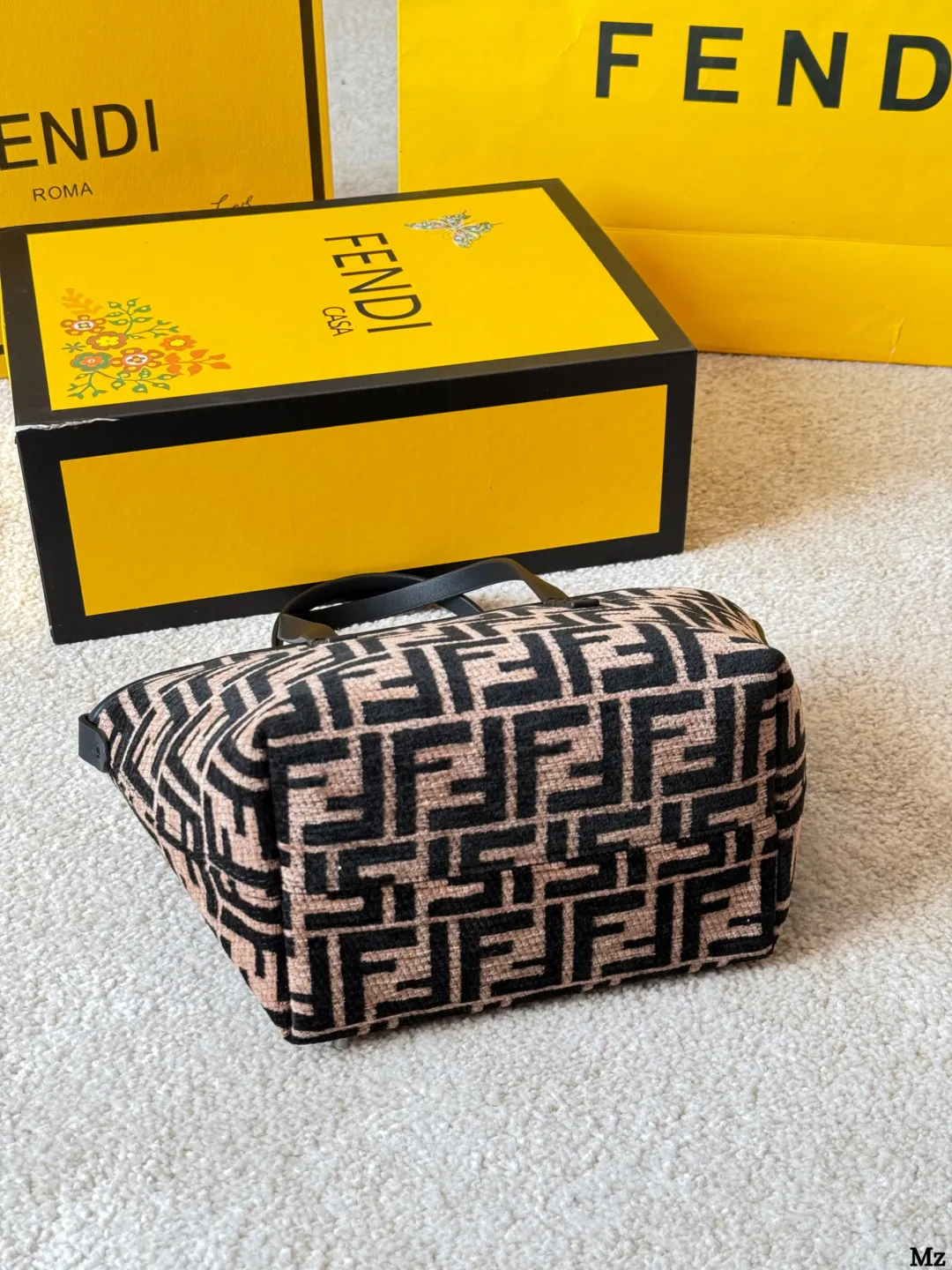 牛皮版本 p155 Fendi 老花Roll 迷你菜篮子 新款的老花 Roll迷你菜篮子,深咖色小牛皮配老花宇母 带点复古感的时尚,自带的小牛皮长肩带可以自由拆 卸,能斜挎也能手拎,容量也是杠杠的,可爱俏皮又实 用! 尺寸:18 13cm