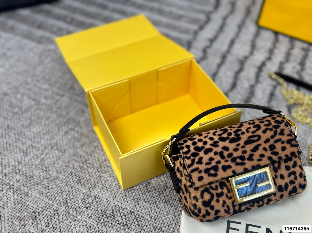 p155 配折叠盒子 芬迪麻将包腋下包复古气息满满，小巧精致不会有邋遢感，各种材质任你挑选，好看时髦同时又拥有着实用的超大内容量，绝对是冬天出门的包包第一选择！尺寸：17 13