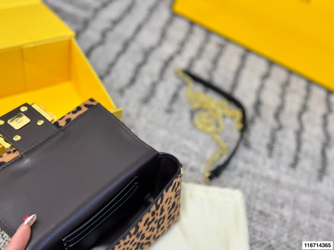 p155 配折叠盒子 芬迪麻将包腋下包复古气息满满，小巧精致不会有邋遢感，各种材质任你挑选，好看时髦同时又拥有着实用的超大内容量，绝对是冬天出门的包包第一选择！尺寸：17 13