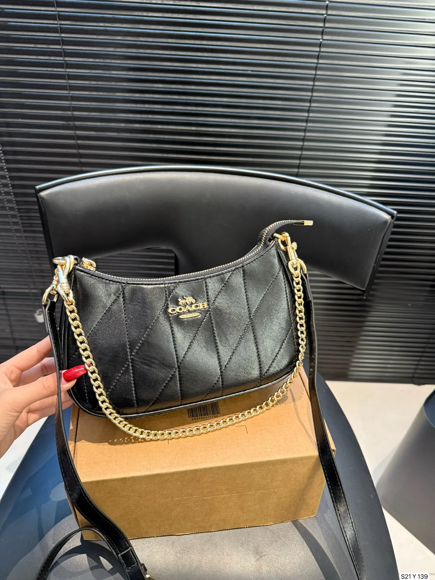 P155 配盒子 COACH/蔻驰腋下包 单肩包斜挎包手提包购物袋 容量非常可,很实用的一款尺寸24 13 货号Y139