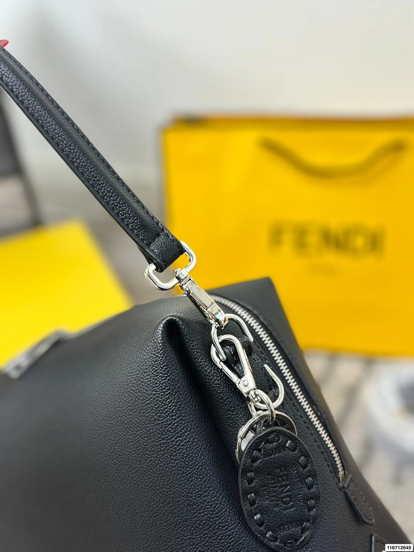 p185配礼盒 FENDI|斜挎包💼 FENDI 斜挎包 FENDI LUI简约低调无logo 风格随你搭配赋他不同风格🎄🎄 尺寸35.21