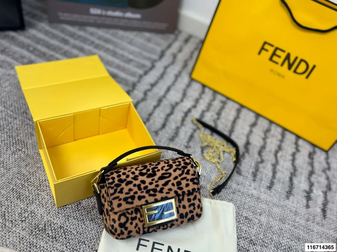 p155 配折叠盒子 芬迪麻将包腋下包复古气息满满，小巧精致不会有邋遢感，各种材质任你挑选，好看时髦同时又拥有着实用的超大内容量，绝对是冬天出门的包包第一选择！尺寸：17 13