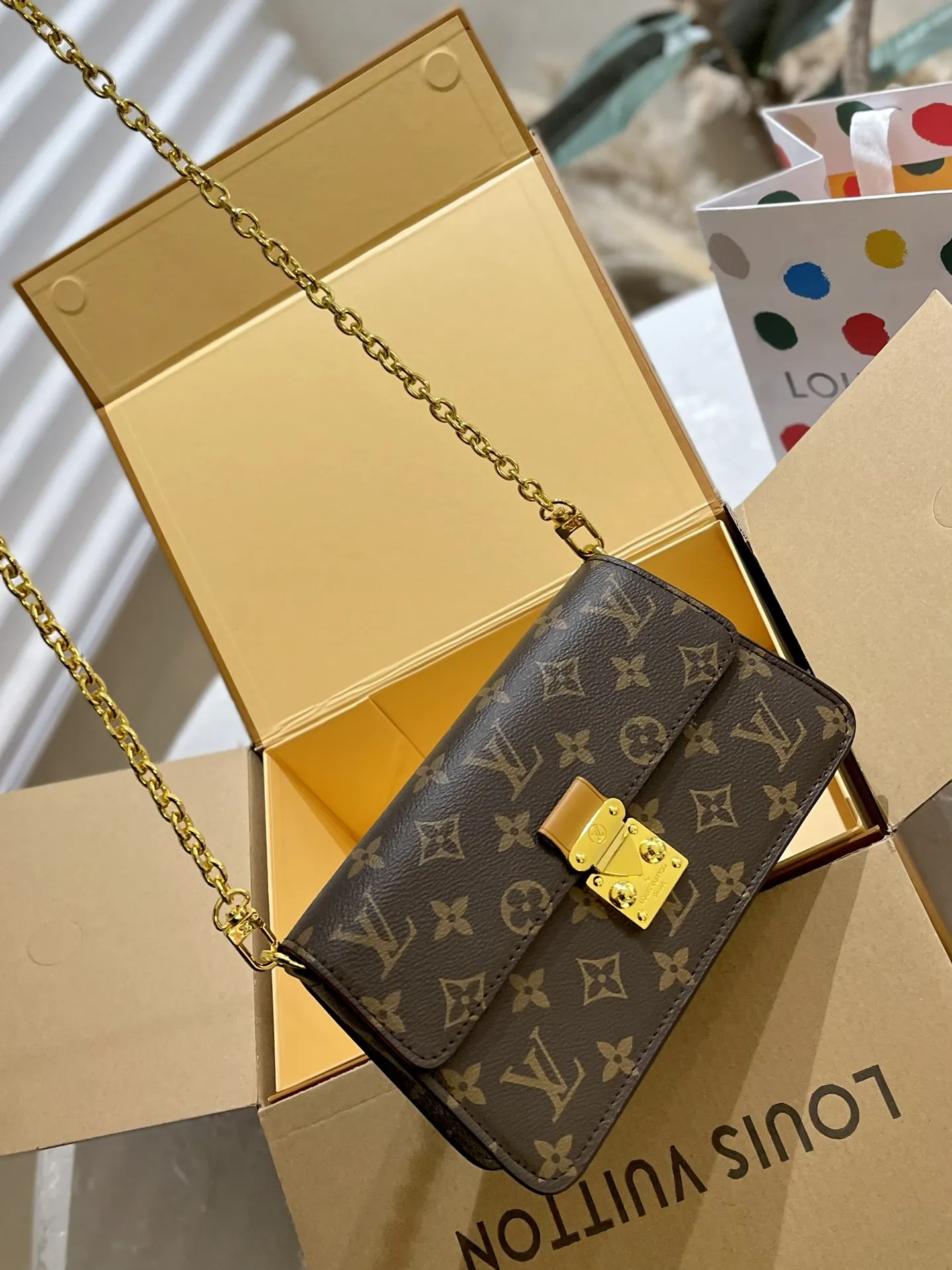 🐆p135 折叠礼盒 Lv Wallet On Chain Metis 梅蒂斯钱包链上是由颗粒蒙太尼皮革， 这是压花路易威登的签名单图图案。这个时尚的包有， 个梯形的形状和一 - 个前辦是固定S锁扣，参照众议院的 历史干线。它的特点是一个可移动的链交叉体磨损。 22x15x5.5cm