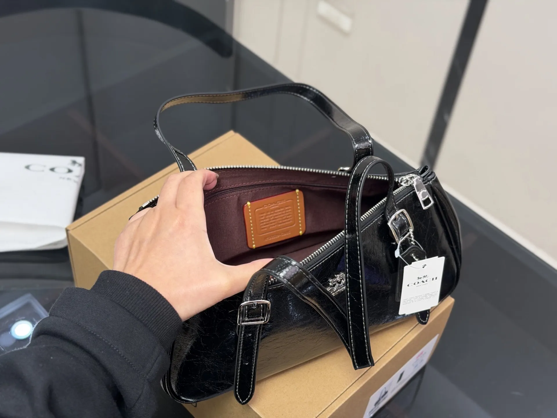 &yen;165 配盒 蔻驰新品asher太好看了 新品又又又又戳到我了！ 油蜡皮光泽度好有质感重点是真的很轻！！！ 酷酷的包包 真的太太太太好看啦 尺寸:30.14cm