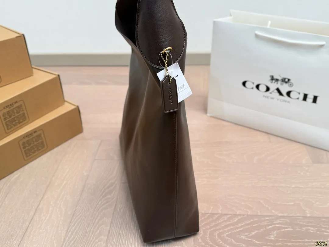 ¥210/¥180/¥170飞机盒 蔻驰Coach托特包 颜色搭配很有复古的感觉 高级又不失优雅 超有氛围感 通勤 休闲 约会通通可搭 尺寸:38 32/27 21/22 13