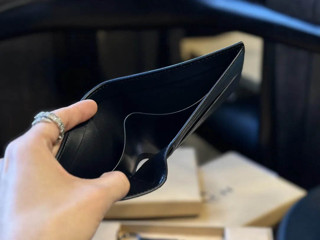 福利🐆p70 礼盒包装 Coach 高级男士钱包超级礼盒 钱夹+卡包+钥匙扣 男士钱包我一直喜欢的就是 Coach,因为它的辨识度高而且做工值得信任。而且设计简约,真皮抗磨耐用,送朋友、男友 首选