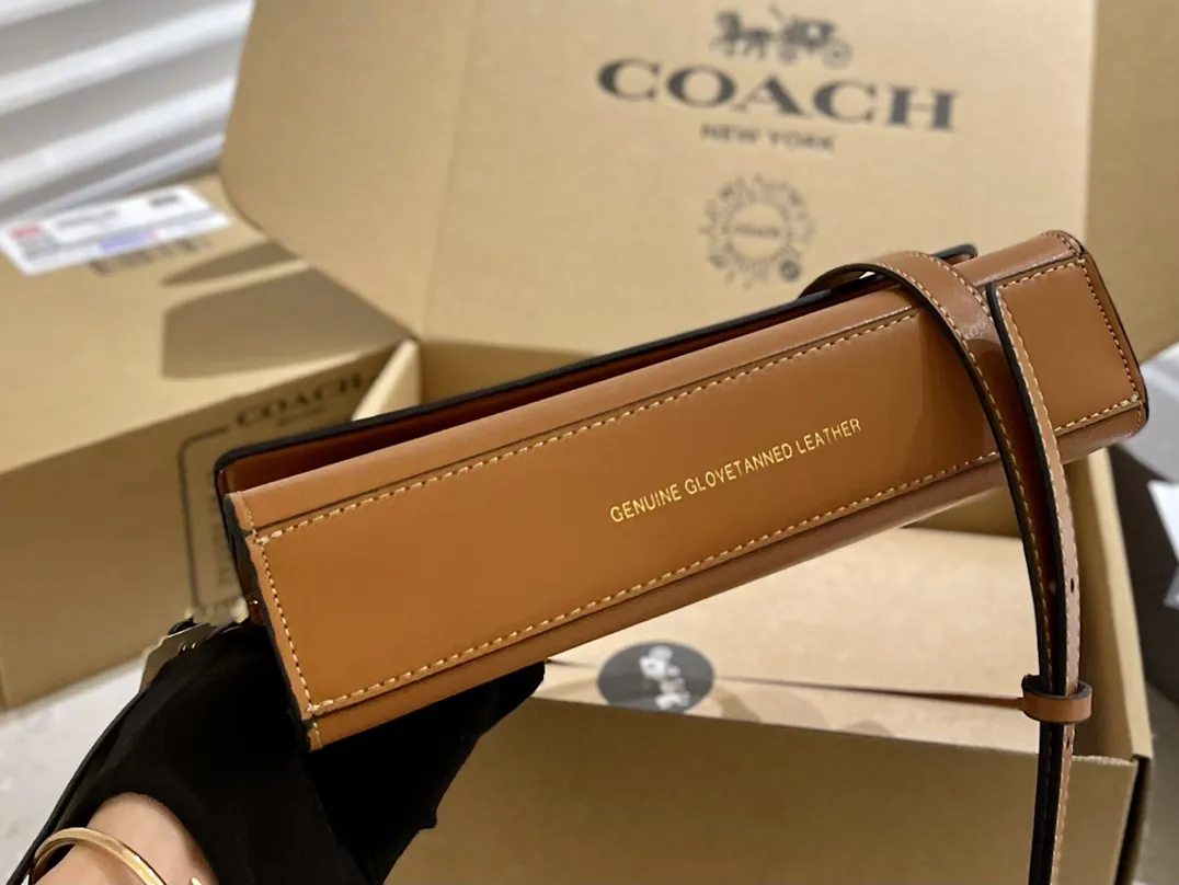 🐆p160 折叠礼盒 蔻驰COACH Harlow手提单肩包 方方正正的包型 优雅有气质 金属马车logo简约大气 容量也很可 手机 化妆品 钱包都可以装下 尺寸24.13