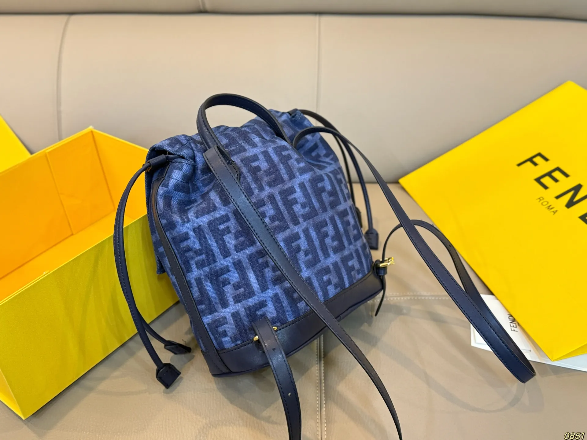 ¥180 芬迪FENDI 双肩包 太好看啦 复古时髦又大气 不仅百搭实用性也高 出门可以解放双手了 尺寸22 24