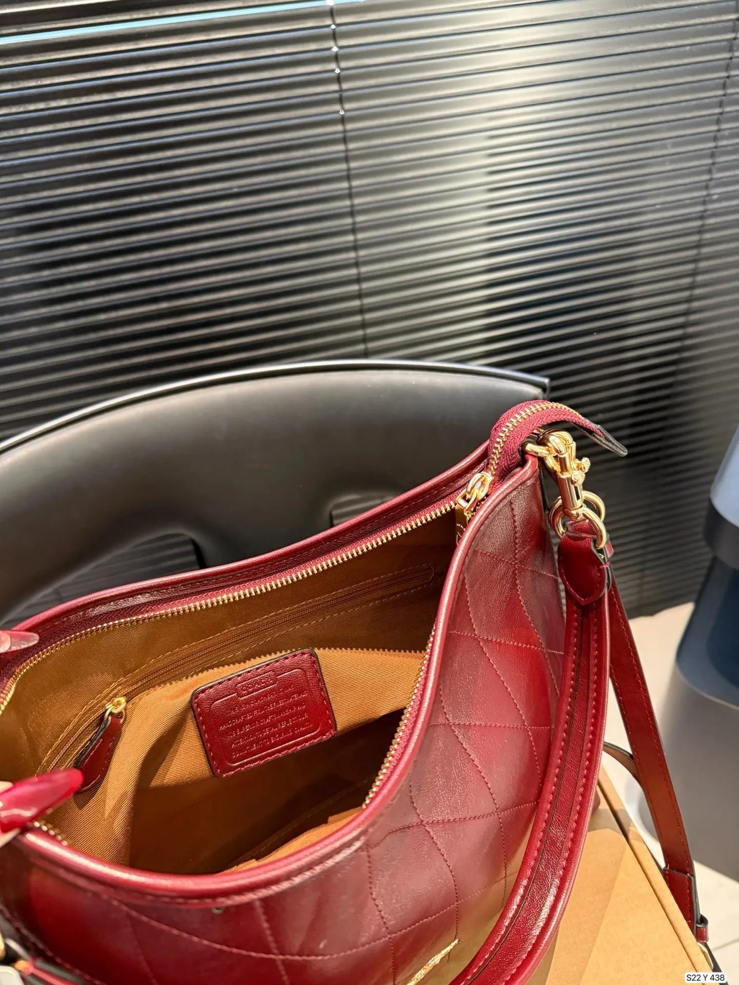 P160 配飞机盒 蔻驰托特包,除了好看还是好看,托特包造型简单又好用关键是超好看,轻便,缤纷又结实。分分钟成为街上最具回头率的时尚单品!尺寸:30 21货号Y438