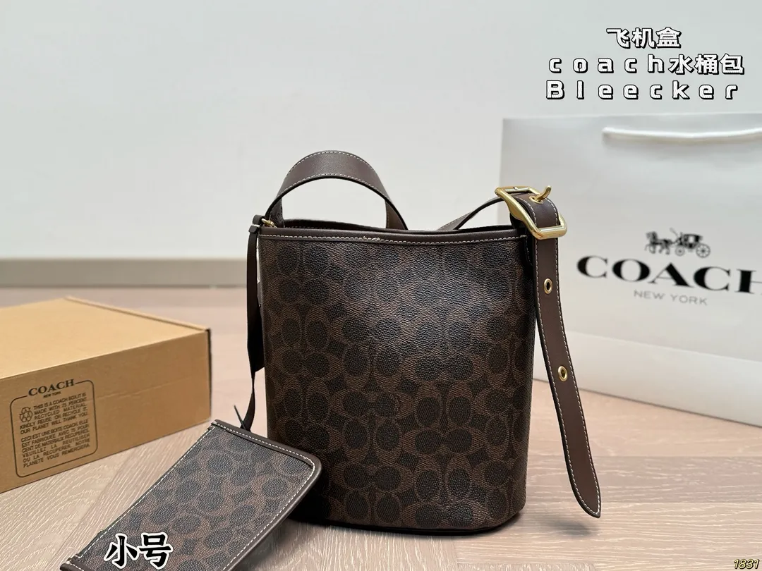 &yen;180/&yen;170飞机盒 蔻驰coach Bleecker新款水桶包托特包 质地柔软，手感舒适，使用时能够完美贴合身体，带来舒适体验。 搭配上具有很高的灵活性，轻松打造不同风格。具有一种复古不羁的风格， 与年轻人追求自由、独立的个性不谋而合。 尺寸27 28/20 22