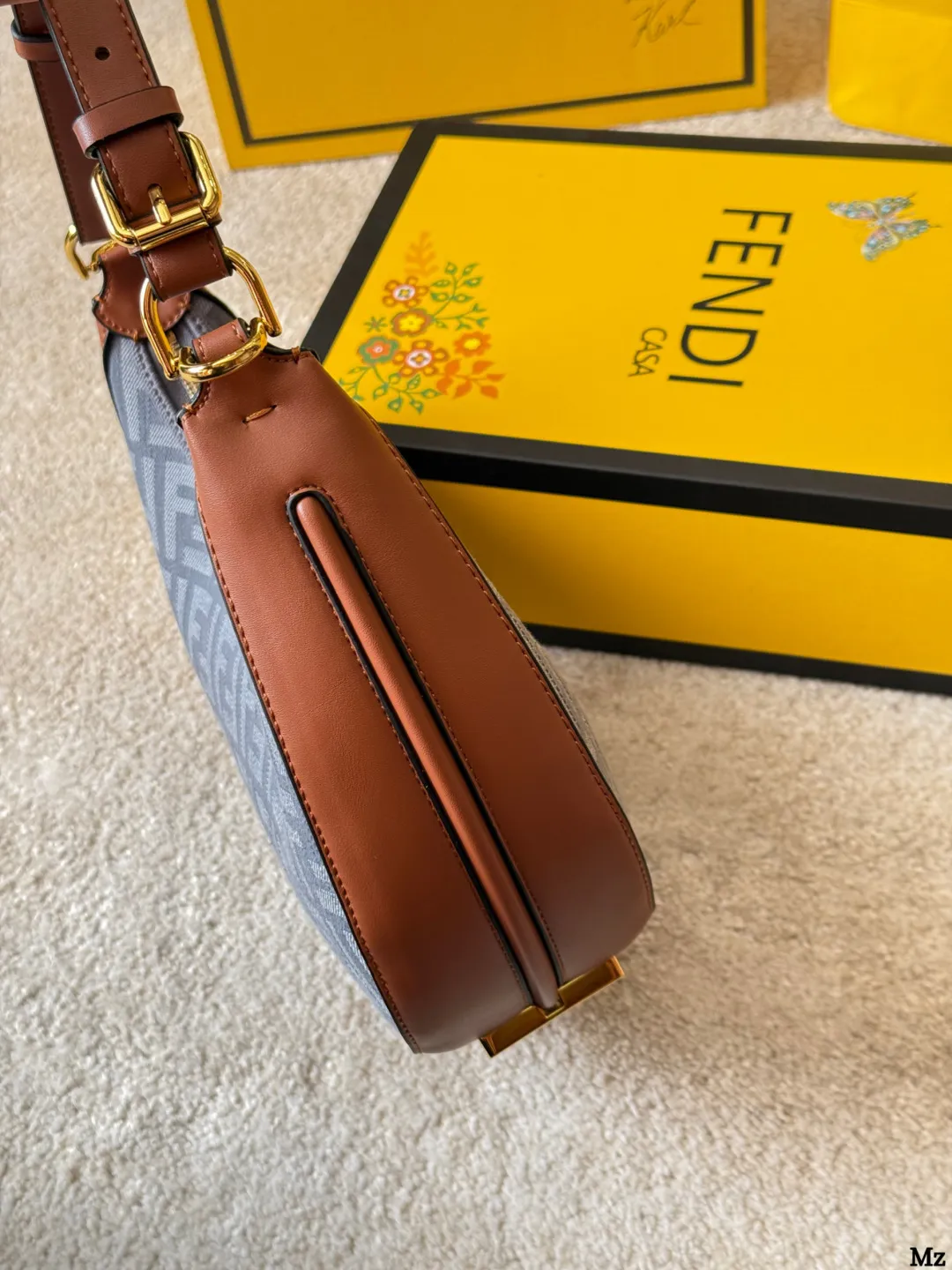原版布p175 Fendi 2025 Fendigraphy半月 包J @FENDI 2022春夏季全新Fendigraphy手袋的来 咯! !圖期待已久~秀上就相中了这款回回画 猛的一看像饺子乍一看又像月牙。) hhh~ ◆这一系列包 以圆润流畅的半月包为基础▼ 包底装饰大号「FENDI」 金属徽标作为点缀+ 展现Fendi独到利落现代美学，属于越看越耐看型间推出拼接皮革、纯色小牛皮等不同款式，配有可调节手柄设计，可手提或作为腋下包背携1 ◆同系列还有更小只的手腕包，别有一番风味(图2)人人都能拍出时尚大片@回@@ 主要是抵挡不住马卡龙色系的诱惑 太春天、太阳光章、太治愈了通感 凹造型神器，张张是大片酒酒道 全新尺寸NEW ( 价格也很美丽国) 手腕包Size: 中号 30 16cm