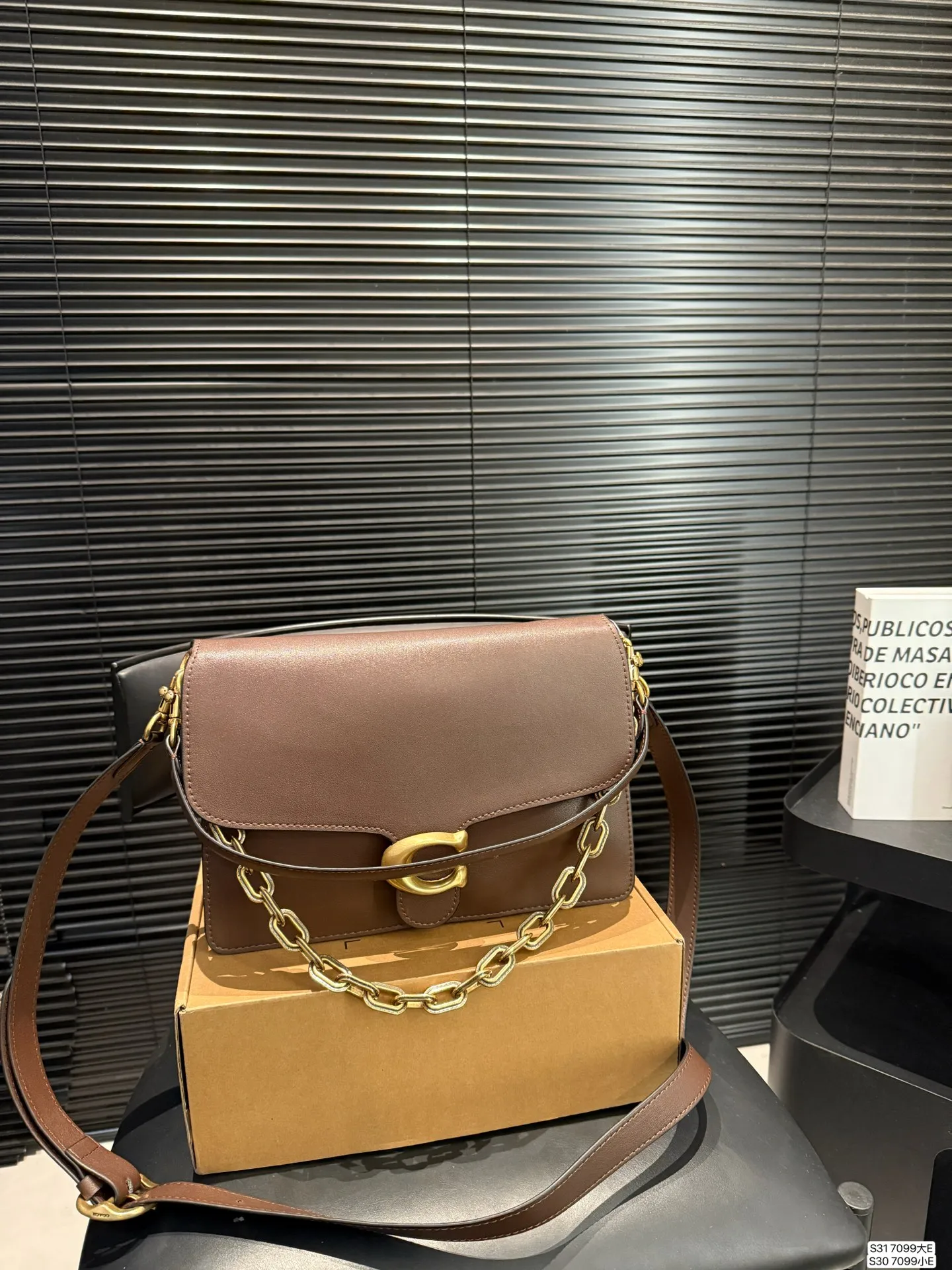 大号P205 小号P200 配盒子 蔻驰腋下 Coach又出来搞事情啦! 又酷又飒又实用!!! Coach上新的Chain Tabby包身挺实有型,兼具Soft tabby的皮质柔韧触感!三条肩带解锁多种背法,真的很难不爱吧!#尺寸:大29 22 小25.5 18 货号7099