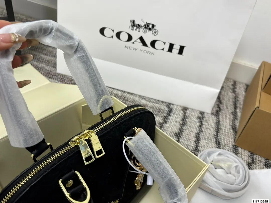 p145 配礼盒 尺寸25.20 蔻驰🌂专柜最新限量推出💫 蔻驰经典贝壳包‼️超级实用 高品质 原版五金 ‼️完美设计 版型超正💫经典的设计理念让你与众不同，回头率超高