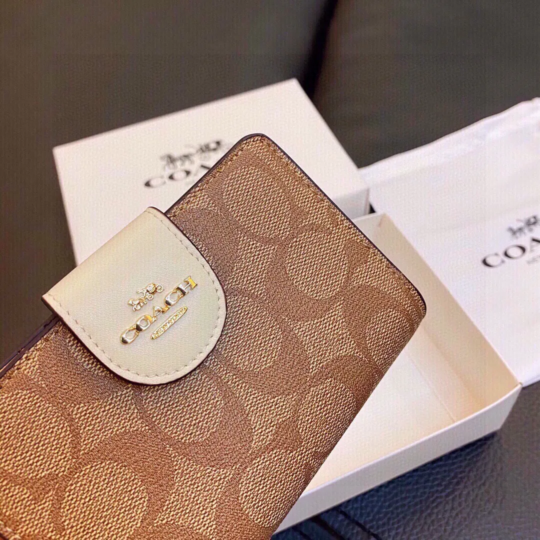 P110🎀🎀颜色 配色🎀尺寸 14x9🎀✨代购级别，越南制造，coach短款钱包此款钱包小巧精致可爱💓非常实用，内部多层卡位槽，可以平铺人民币 现货发售