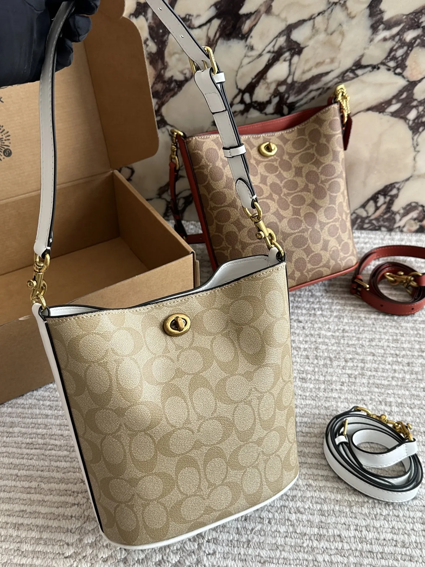 💰190 配盒 size：21 17cm C家 新款水桶包 蔻驰最新一季的 休闲随性的包型，立体饱满 腋下/斜挎都不成问题 通勤必备 搜索 coach 水桶