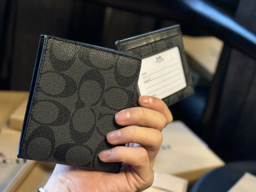 福利🐆p70 礼盒包装 Coach 高级男士钱包超级礼盒 钱夹+卡包+钥匙扣 男士钱包我一直喜欢的就是 Coach，因为它的辨识度高而且做工值得信任。而且设计简约，真皮抗磨耐用，送朋友、男友 首选