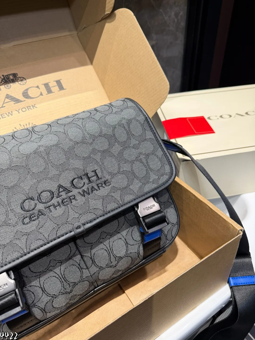 ❤️p200（礼盒包装）❤️ 男士邮差包? Coach酷帅邻家风走起~ 男包应该如何选择?时尚界男包内卷舌 不如配上一些明亮的颜色打造酷帅邻家风~@Coach蔻驰的Track系列一直都是打造不同风格的家 v [混合 丛林绿玛瑙色]这个颜色真的超级复古并且超有韵味~搭配风衣和马丁靴在背.上Track这款包包，真的超级深沉又深邃 V [木炭灰色拼运动蓝色]不得不说这个配色还真是深藏不露，打开翻盖居然还带了一些姜黄色，真的是非常吸睛，搭配简单的白色T，背上运动风蓝色的 Track,在篮球场上一-定会迷倒不少女生 V容量可以放下11寸笔记本电脑~颜值与实力并存!!! 尺寸：30*8*23cm