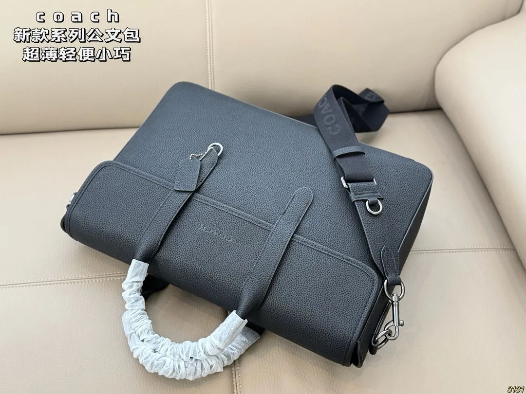 ¥315 COACH蔻驰新款系列公文包💕 超薄轻便小巧,男女皆可 可以放下13寸以下的电脑 肩带可拆卸 手提肩背都🉑 超级实用 出门办公也是酷Boy 尺寸39 27
