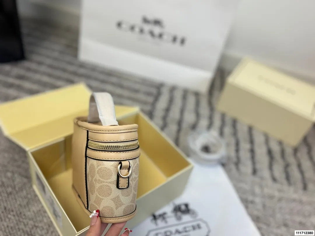 p150配折叠盒 尺寸22.13 Coach盒子包💕小可爱 新款圆饼斜挎包 一开始看到这个包 觉得一般般 不亮眼。结果背上身 惊了！超可爱！竟然是少女风格的！ 这个包真的很赞啊 1️⃣容量：小身板大容量啊，装手机+钱包+气垫+口红+纸巾，就足够了，完全没问题！ 2⃣️材质：是蔻驰家经典的花纹，很耐用的皮质。（肩带能调节 非常实用） 3⃣️风格：可爱 可爱真的可爱！ 完全没有coach其他款式老气的感觉！ 还真的蛮减龄的。 关键！棕色花纹很百搭，搭配裙子 裤子都很好看！风衣 毛衣 针织衫也能搭配！ 强烈建议入！