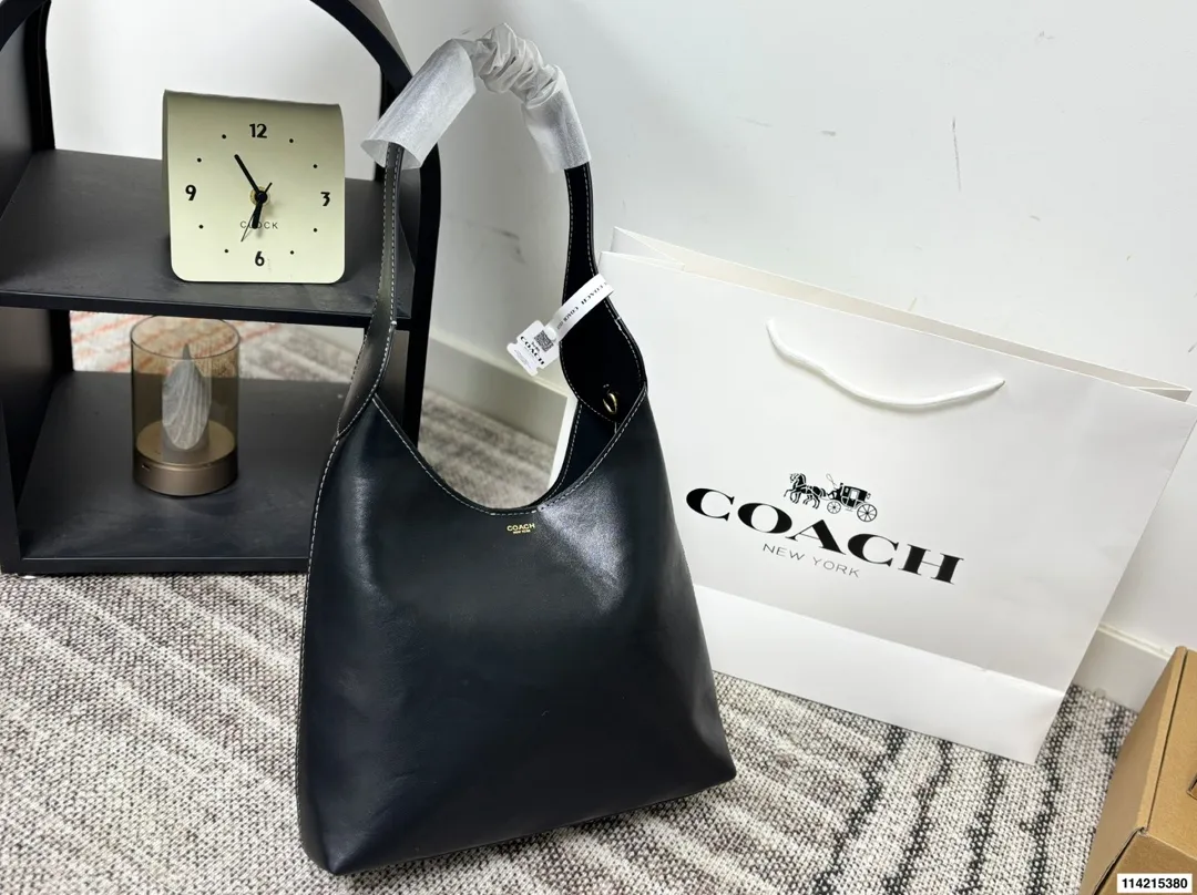 p150 礼盒包装 尺寸34.25/28.21/23.14 蔻驰 Coach 来活啦10月新款 Brooklyn28 Coach新品10月新品，复古潮流风再度来袭 1.肩带可调节长度，足够的腋下肩带，轻松打造腋下包型。 2.轻盈的黄铜配件点缀，尽显低调优雅。 真皮包边，高品质高手艺。 包型轻巧，容量超级可。 通勤，日常都可。简约线条，复古风潮。姐妹们快来get起来吧