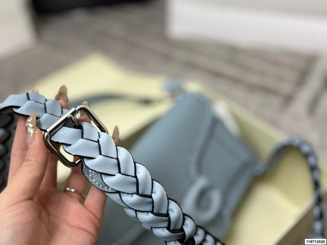 P170 蔻驰COACH Tabby编织酒神包 设计真的是开挂了上身效果绝美 一年四季搭配绝绝子 尺寸26×15配盒