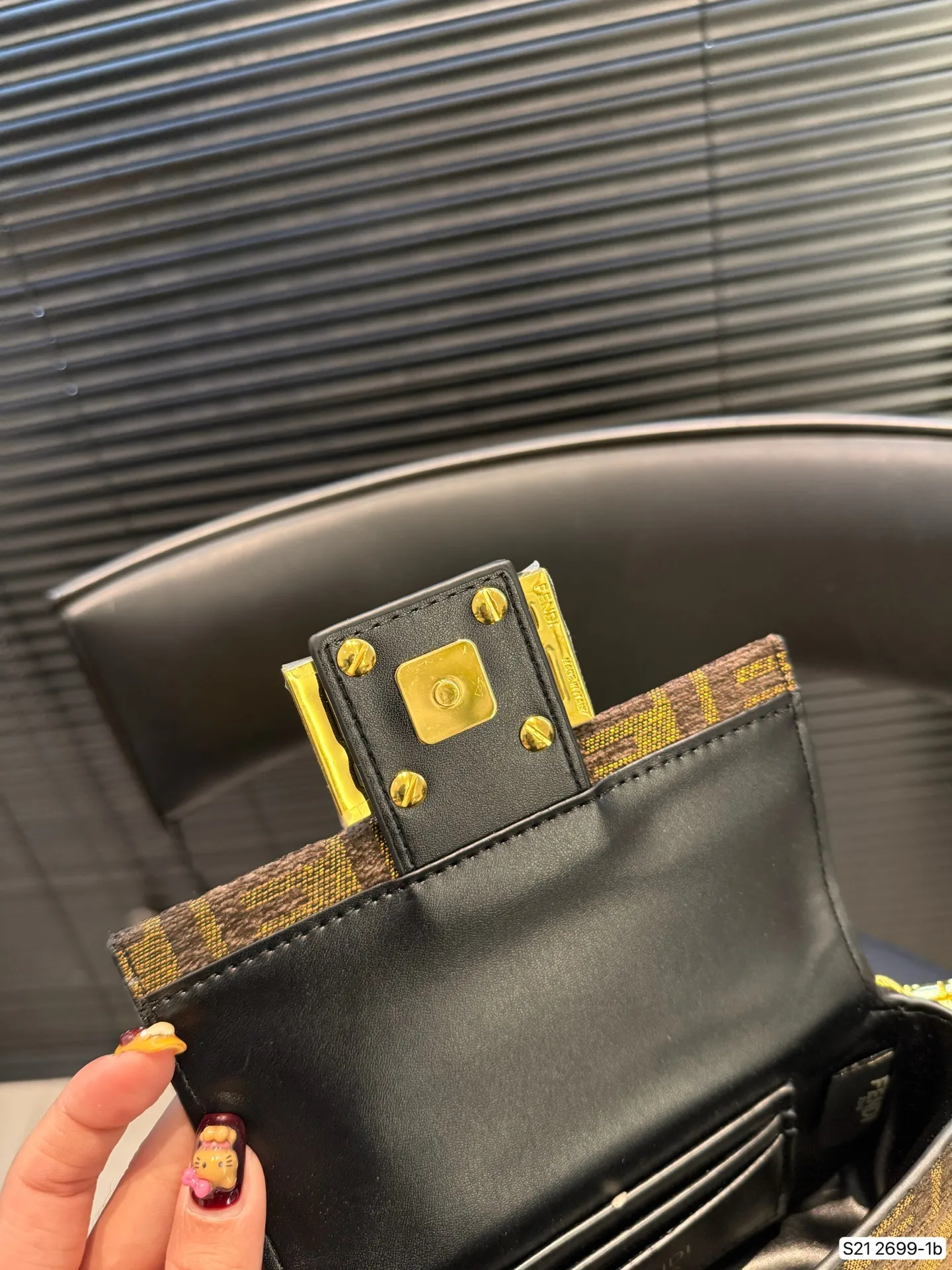 P155配折叠盒子 芬迪麻将包腋下包复古气息满满,小巧精致不会有邋遢感,各种材质任你挑选,好看时髦同时又拥有着实用的超大内容量,绝对是冬天出门的包包第一选择!尺寸:17 12 货号2699-1