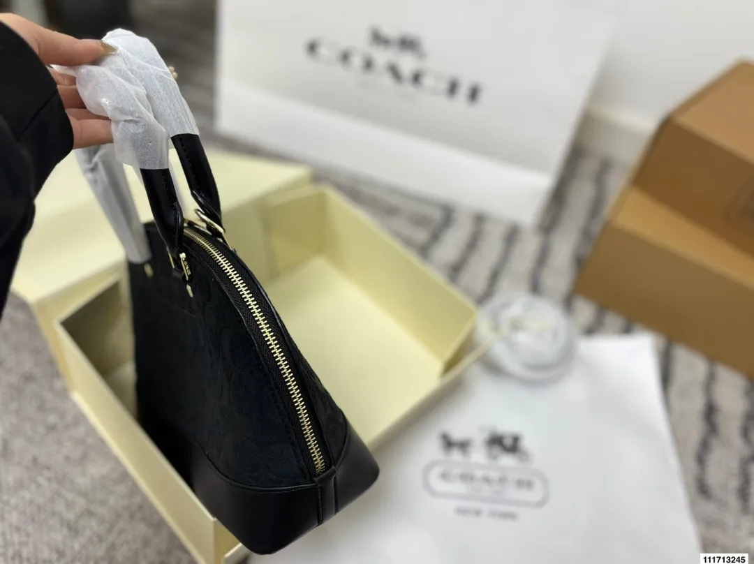 p145 配礼盒 尺寸25.20 蔻驰🌂专柜最新限量推出💫 蔻驰经典贝壳包‼️超级实用 高品质 原版五金 ‼️完美设计 版型超正💫经典的设计理念让你与众不同，回头率超高