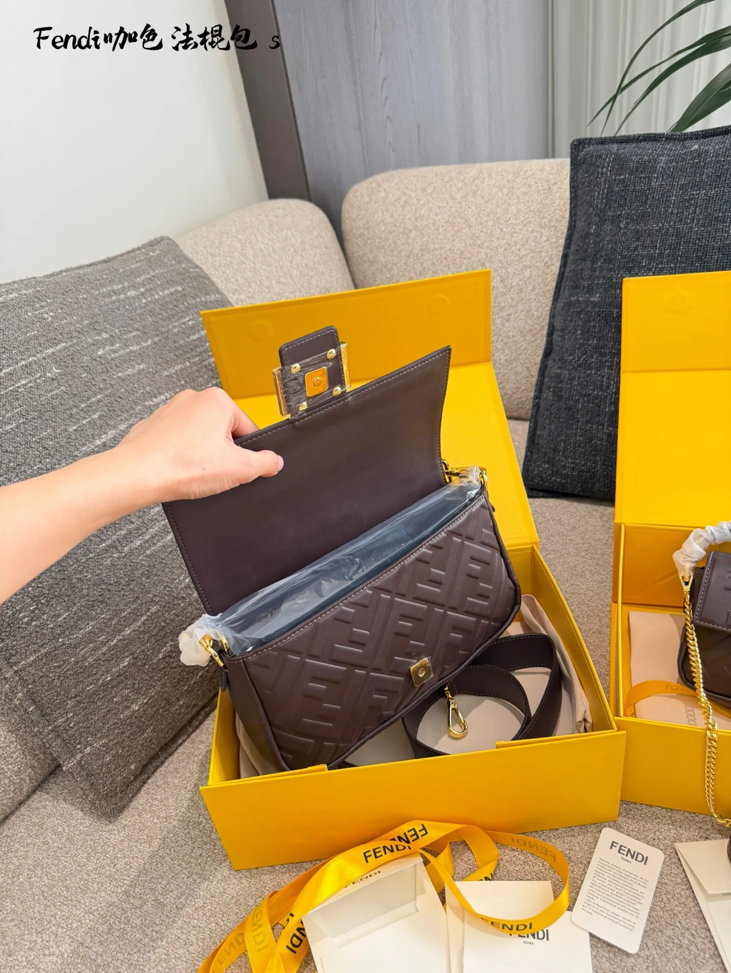 芬迪法棍包p180p190 这是芬迪(Fendi) 品牌的Baguette法棍包， 以其独特的长方形设计和FF压花图案闻名。这款包由Silvia Venturini Fendi于1997年设计，灵感来源于法国人夹着法棍面包回家的样子。包包采用柔软的羊皮材质，配有可拆卸的肩带和手提带，适合多种背法。 养护方面，建议使用柔软的布料轻轻擦拭表面灰尘，避免长时间暴露在阳光下，以防褪色。存放时最好放入防尘袋中，保持干燥通风环境，延长使用寿命。 20cm26cm