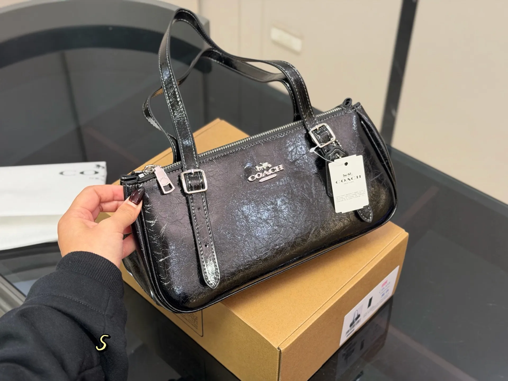 ¥165 配盒 蔻驰新品asher太好看了 新品又又又又戳到我了! 油蜡皮光泽度好有质感重点是真的很轻!!! 酷酷的包包 真的太太太太好看啦 尺寸:30.14cm