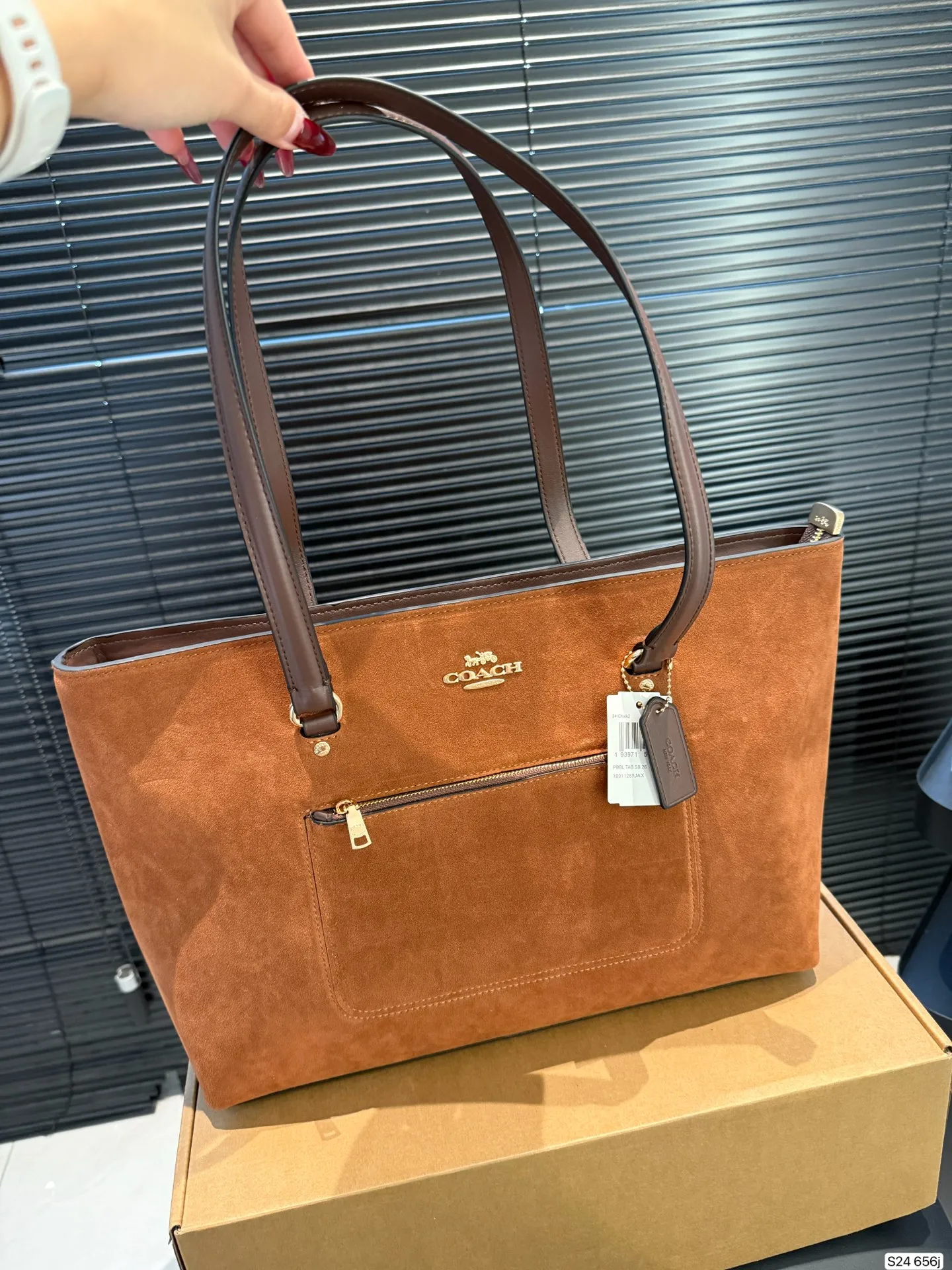 P170 配飞机盒 COACH蔻驰︳秋冬季节的Station 托特包 经典标志老花C Logo STATION 托特包 内置拉链袋/手机袋/多功能袋 顶部拉链开合,织物衬里 尺寸36 27 货号656