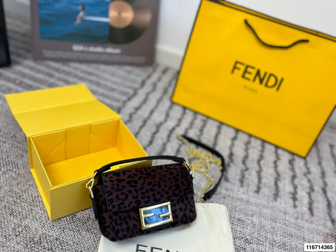 p155 配折叠盒子 芬迪麻将包腋下包复古气息满满，小巧精致不会有邋遢感，各种材质任你挑选，好看时髦同时又拥有着实用的超大内容量，绝对是冬天出门的包包第一选择！尺寸：17 13