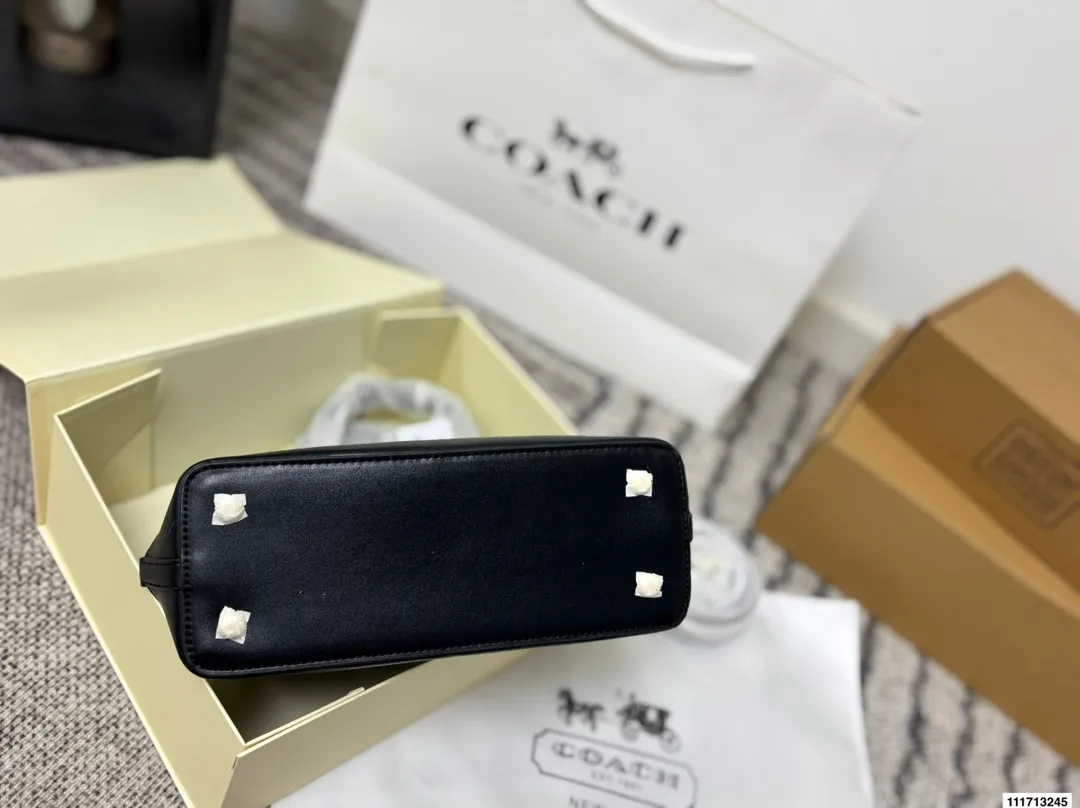 p145 配礼盒 尺寸25.20 蔻驰🌂专柜最新限量推出💫 蔻驰经典贝壳包‼️超级实用 高品质 原版五金 ‼️完美设计 版型超正💫经典的设计理念让你与众不同，回头率超高