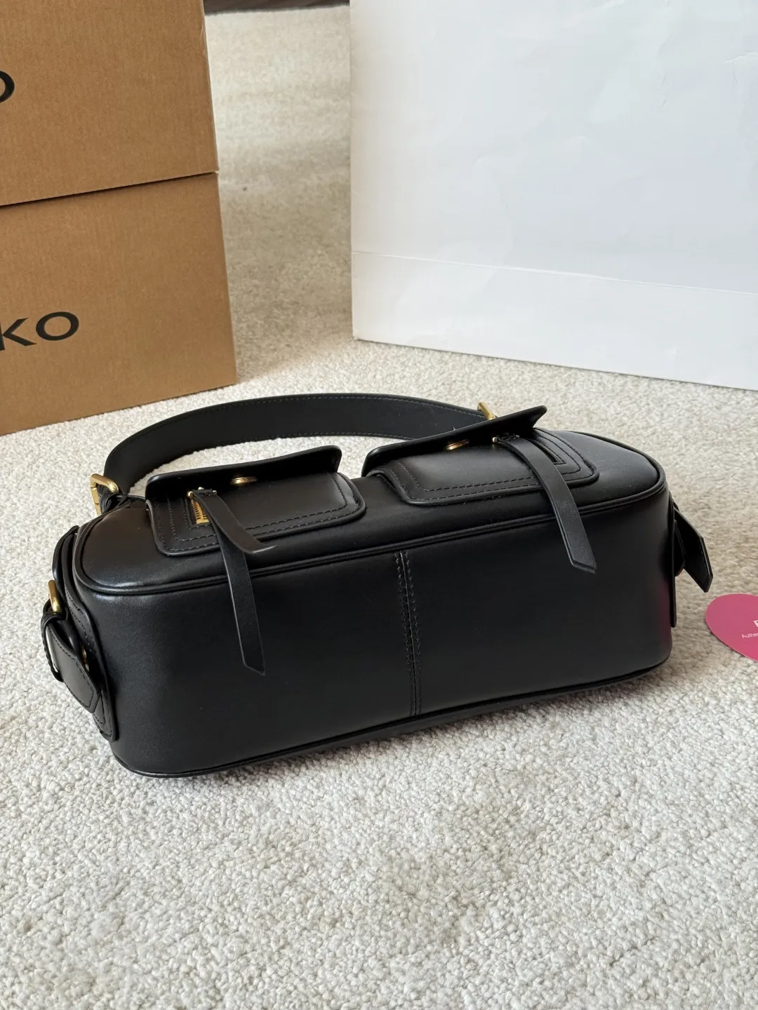 复刻版 p205 PINKO 燕子 多口袋机车包 PINKO这款多口袋机车包，黑色皮革+金色五金，简约又有细节感。正面双拉链口袋，收纳方便，中央飞鸟 Logo超有辨识度！弧形包身+顶部提手，肩带可调节，手提斜挎都OK～尺寸适中，通勤休闲都能用，实用又时髦，机车风女孩必入！ 尺寸 28 18cm