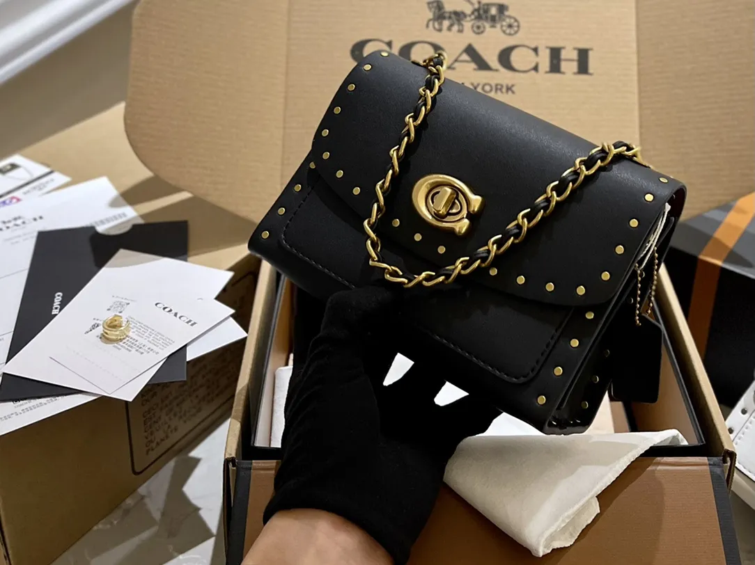 原单牛皮🐆p180 折叠礼盒 官网飞机箱 保养卡 全套包装 Coach Parker18 是现代和经典的完美碰撞,翻盖上山茶花的造型,既高 雅又特别,多个隔层非常实用,拼色设计,复古时髦,柔软舒适,质感一流 优雅不浮夸,精致也不挑年龄 Parker18小号温柔少女配色 属于耐看型的首选系列。简直了! 又相当百搭,简直不要太美。18cm