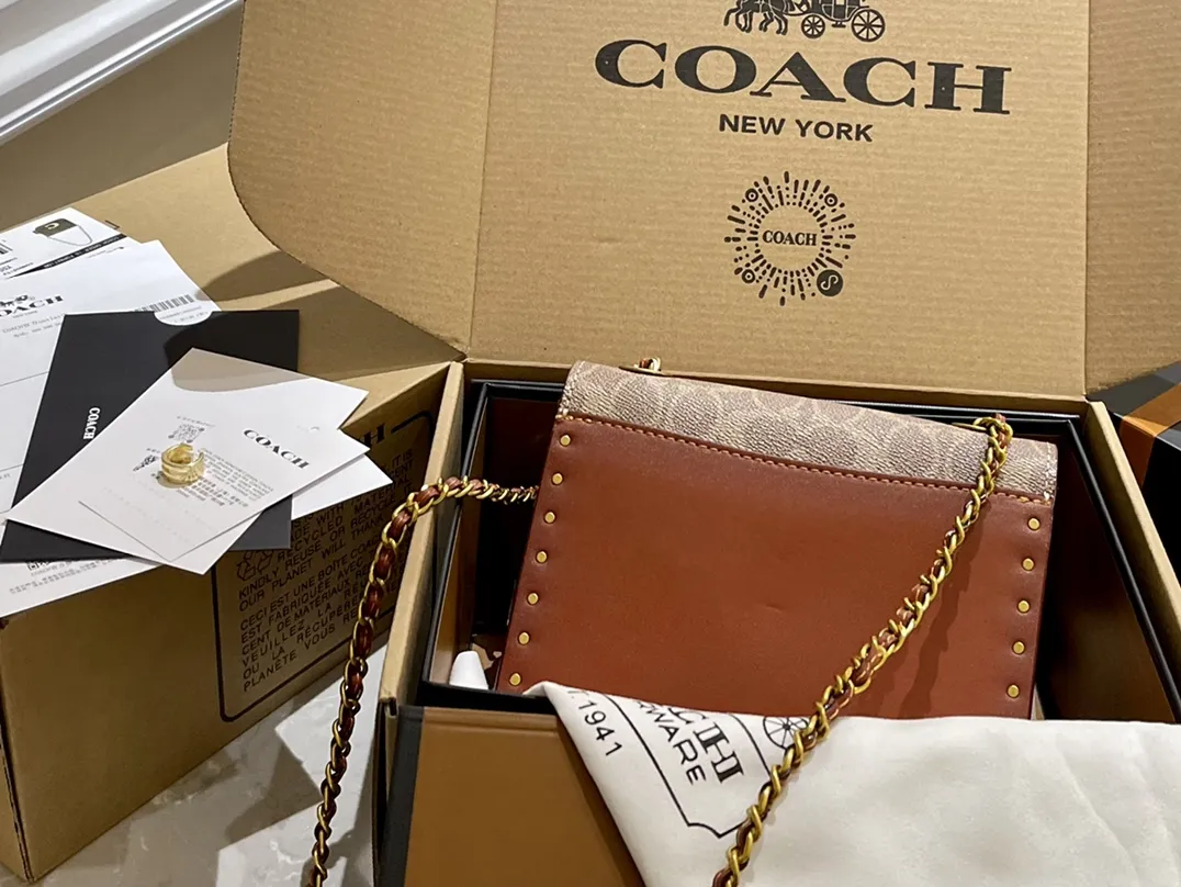 原单牛皮🐆p180 折叠礼盒 官网飞机箱 保养卡 全套包装 Coach Parker18 是现代和经典的完美碰撞,翻盖上山茶花的造型,既高 雅又特别,多个隔层非常实用,拼色设计,复古时髦,柔软舒适,质感一流 优雅不浮夸,精致也不挑年龄 Parker18小号温柔少女配色 属于耐看型的首选系列。简直了! 又相当百搭,简直不要太美。18cm