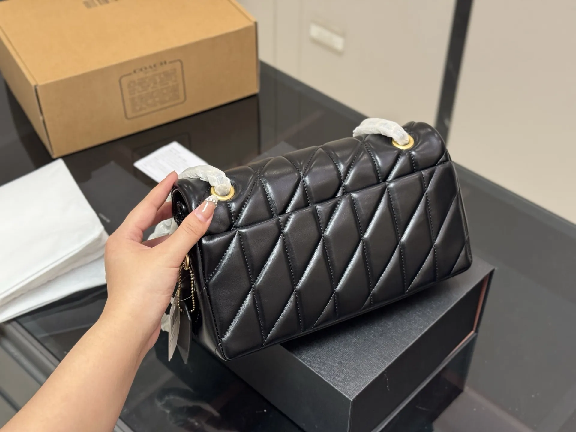 &yen;200 配折叠盒飞机盒 👏🏿 size：25*15cm 百搭神器&mdash;tabby 蔻驰 酒神新品 Quilted Tabby25 链条版Tabby 这你能忍住?? 满满的小细节&hellip;