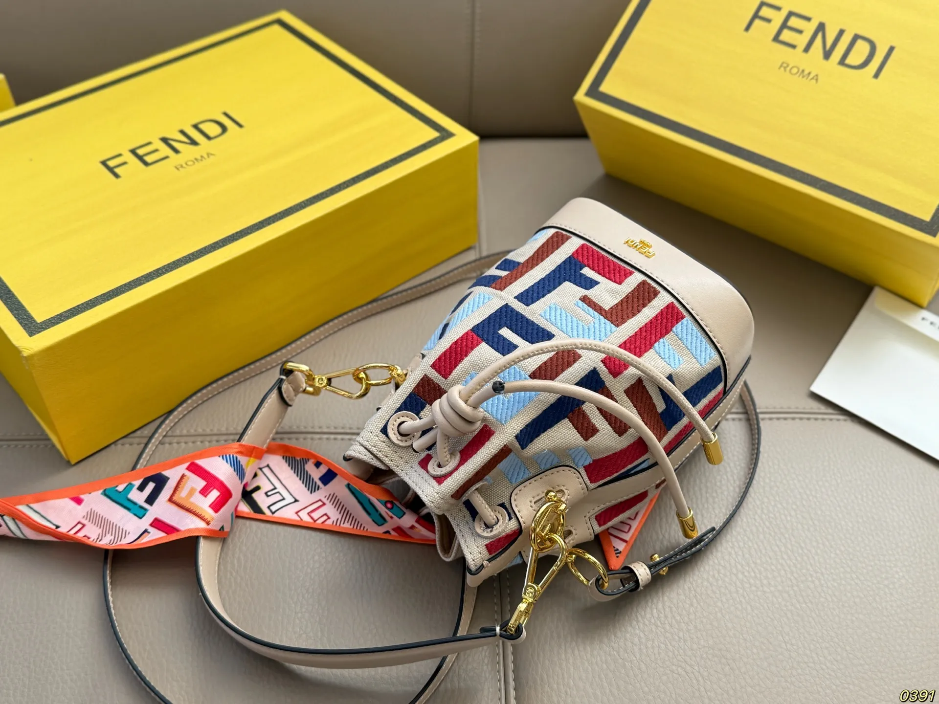 &yen;170折叠盒 芬迪FENDI水桶包 可可爱爱 小巧玲珑 优雅精致 仙女必备款 尺寸13 18