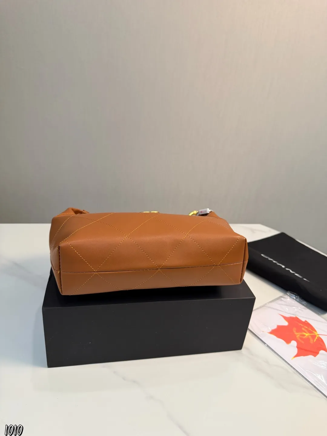 ❤️p150❤️ 香奈儿25K黑金Hobo包香奈儿25K黑金Hobo包，亮面小牛皮＋经典大菱格纹，复古金色粗链条超有质感艹。 24x28x8cm24x28x8cm，容量大，通勤日常都 OK！做|日皮料+柔软包型，随性又高级，黑金配色百搭不挑衣服，轻松提升穿搭气场山。拉链开合更安全，实用又时髦，是香奈儿热门款！