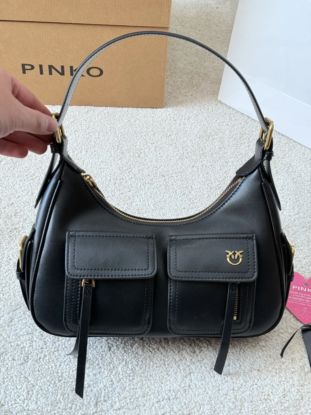 复刻版 p205 PINKO 燕子 多口袋机车包 PINKO这款多口袋机车包，黑色皮革+金色五金，简约又有细节感。正面双拉链口袋，收纳方便，中央飞鸟 Logo超有辨识度！弧形包身+顶部提手，肩带可调节，手提斜挎都OK～尺寸适中，通勤休闲都能用，实用又时髦，机车风女孩必入！ 尺寸 28 18cm