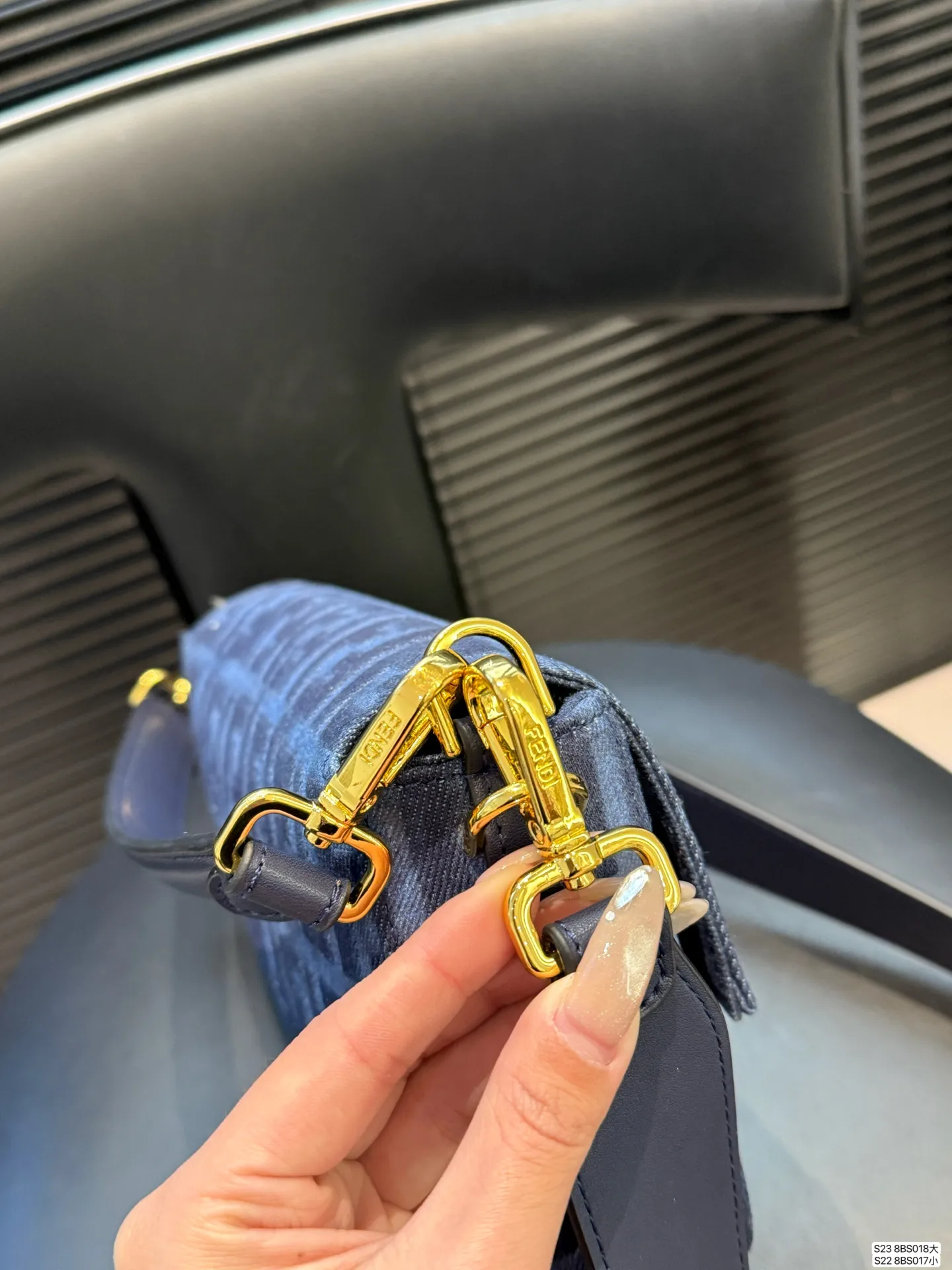 大号P165 小号P160 芬迪腋下包复古气息满满,小巧精致不会有邋遢感,各种材质任你挑选,好看时髦同时又拥有着实用的超大内容量,绝对是冬天出门的包包第一选择!尺寸:大26 14 小20 11货号大8BS018 小8BS017