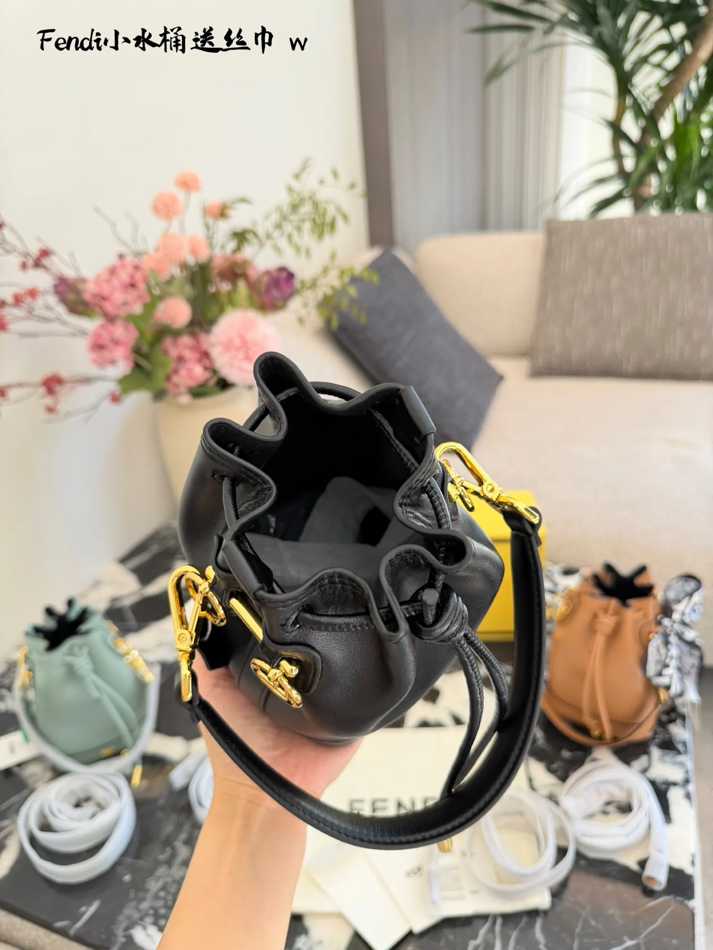 Fendi黑色小水桶包p170 🖤Fendi黑色小水桶包,选用优质牛皮,手感细腻耐用,搭配古金色金属配件,低调又奢华✨。抽绳开合设计,安全又方便,尺寸约15×20日常通勤或出行都很适合。肩带可调节,手提、单肩、斜挎随心切换,内部空间能装手机、化妆品等日常小物,实用又时髦💼。意大利制造,工艺精湛,是Fendi经典系列,时尚爱好者必入!配盒子丝巾