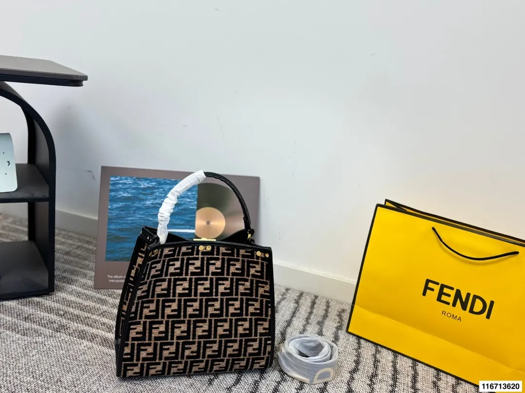 P180 芬迪手袋 明暗错落，时光流转。由KimJones打造的FENDI 重温Fendi家族的往昔回忆，演绎刚柔并蓄的时装巧思。FENDI芬迪 秋冬穿搭 尺寸29.26