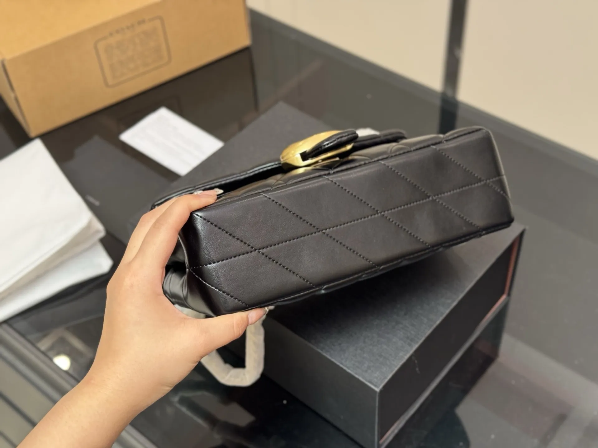 &yen;200 配折叠盒飞机盒 👏🏿 size：25*15cm 百搭神器&mdash;tabby 蔻驰 酒神新品 Quilted Tabby25 链条版Tabby 这你能忍住?? 满满的小细节&hellip;