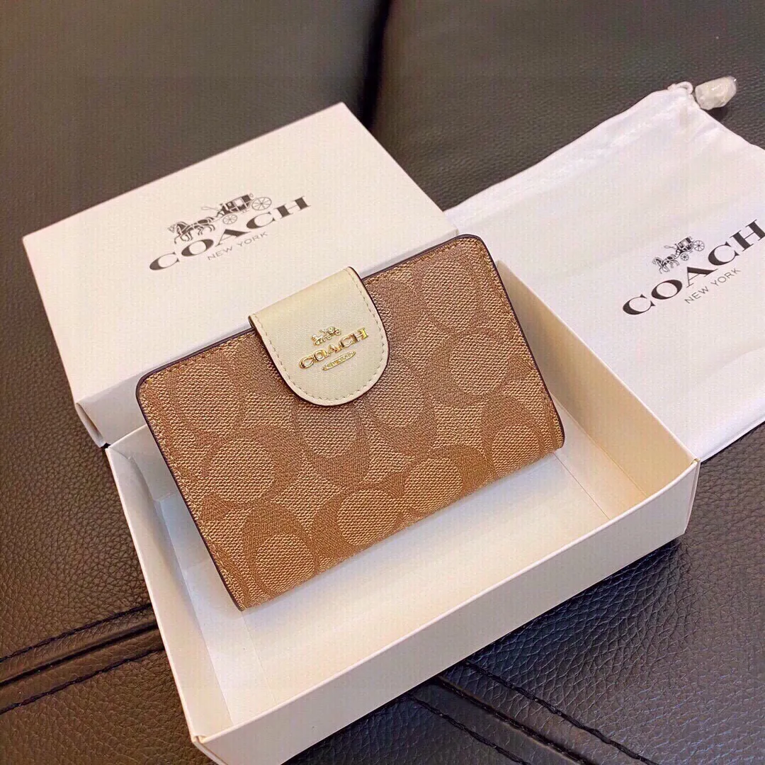 P110🎀🎀颜色 配色🎀尺寸 14x9🎀✨代购级别，越南制造，coach短款钱包此款钱包小巧精致可爱💓非常实用，内部多层卡位槽，可以平铺人民币 现货发售