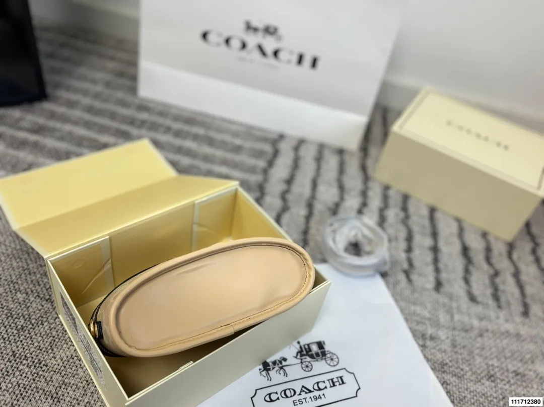 p150配折叠盒 尺寸22.13 Coach盒子包💕小可爱 新款圆饼斜挎包 一开始看到这个包 觉得一般般 不亮眼。结果背上身 惊了！超可爱！竟然是少女风格的！ 这个包真的很赞啊 1️⃣容量：小身板大容量啊，装手机+钱包+气垫+口红+纸巾，就足够了，完全没问题！ 2⃣️材质：是蔻驰家经典的花纹，很耐用的皮质。（肩带能调节 非常实用） 3⃣️风格：可爱 可爱真的可爱！ 完全没有coach其他款式老气的感觉！ 还真的蛮减龄的。 关键！棕色花纹很百搭，搭配裙子 裤子都很好看！风衣 毛衣 针织衫也能搭配！ 强烈建议入！