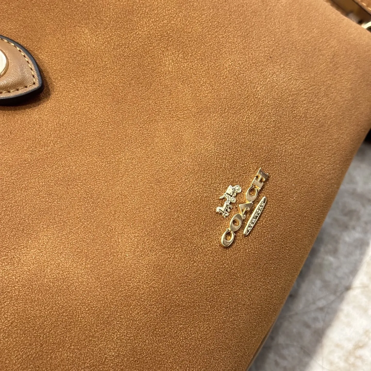 p160 礼盒包装 COACH新款NHadley美哭啦 COACH十月新款Hadley crossbody 可调节拼接肩带设计可腋下可斜挎 麂皮材质氛围感一整个电 真的不要太美 尺寸 23×25cm