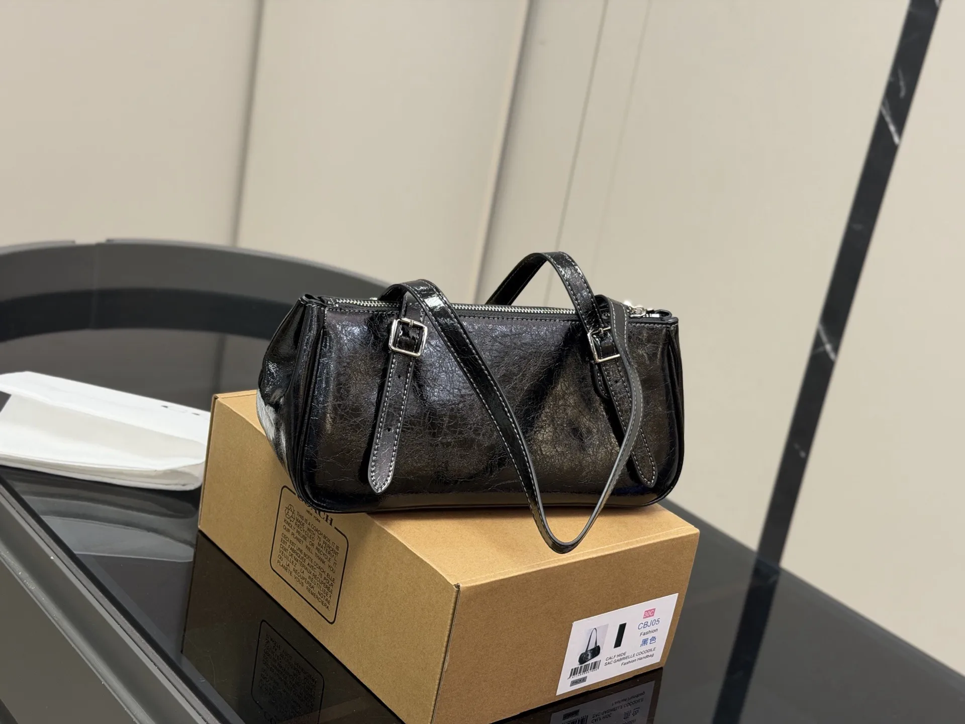 ¥165 配盒 蔻驰新品asher太好看了 新品又又又又戳到我了! 油蜡皮光泽度好有质感重点是真的很轻!!! 酷酷的包包 真的太太太太好看啦 尺寸:30.14cm