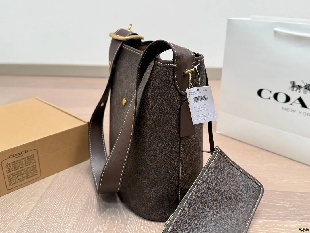 &yen;180/&yen;170飞机盒 蔻驰coach Bleecker新款水桶包托特包 质地柔软，手感舒适，使用时能够完美贴合身体，带来舒适体验。 搭配上具有很高的灵活性，轻松打造不同风格。具有一种复古不羁的风格， 与年轻人追求自由、独立的个性不谋而合。 尺寸27 28/20 22