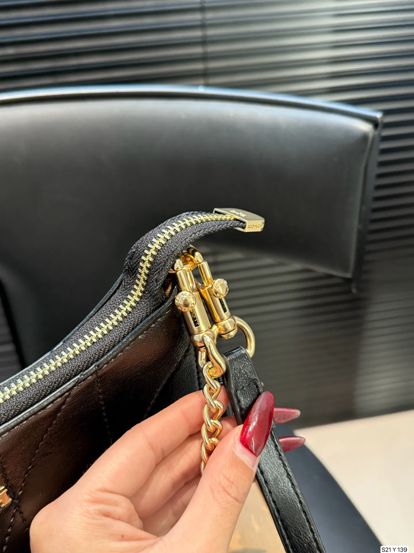 P155 配盒子 COACH/蔻驰腋下包 单肩包斜挎包手提包购物袋 容量非常可,很实用的一款尺寸24 13 货号Y139